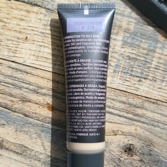 Ivory W 130 Matte 3D Foundation - Combo to Oily Skin - Timewise Mary Kay - Picture 3 of 5